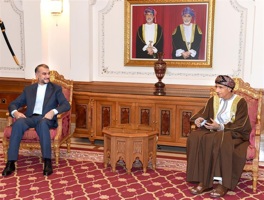 سمو السيد فهد يستقبل وزير الخارجية الإيراني