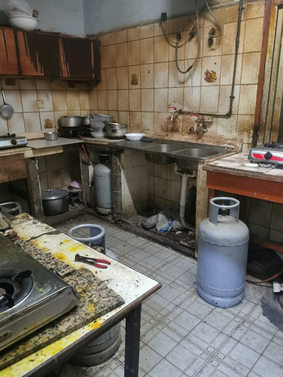 مُداهمة لمنزل يسكنه “عزّاب”