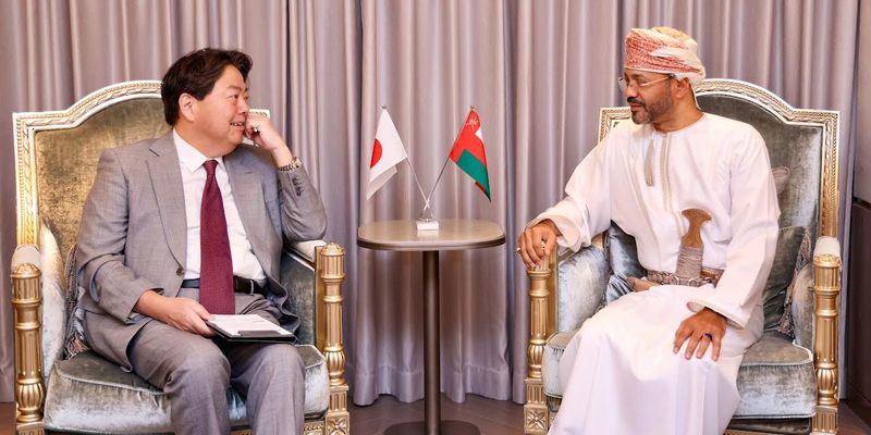 لقاء عماني ياباني يبحث تعزيز العلاقات الثنائية