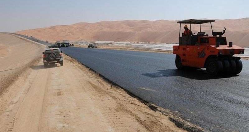إنجاز ٩٧٪ من مشروع طريق الربع الخالي الذي يربط السلطنة بالسعودية