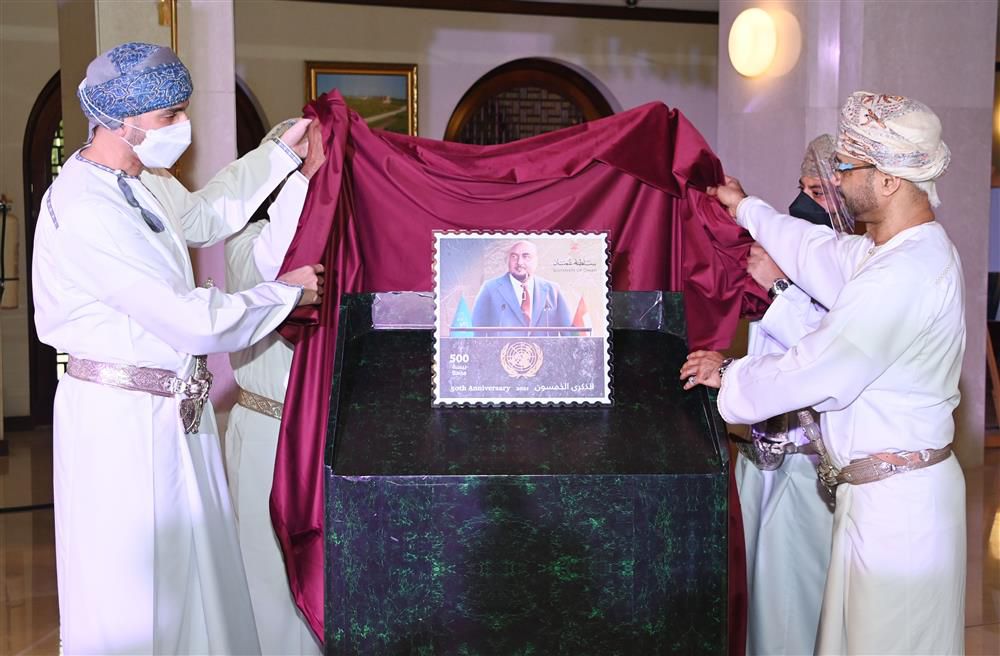 يحمل صورة والد جلالة السلطان: طابع بريدي عماني جديد