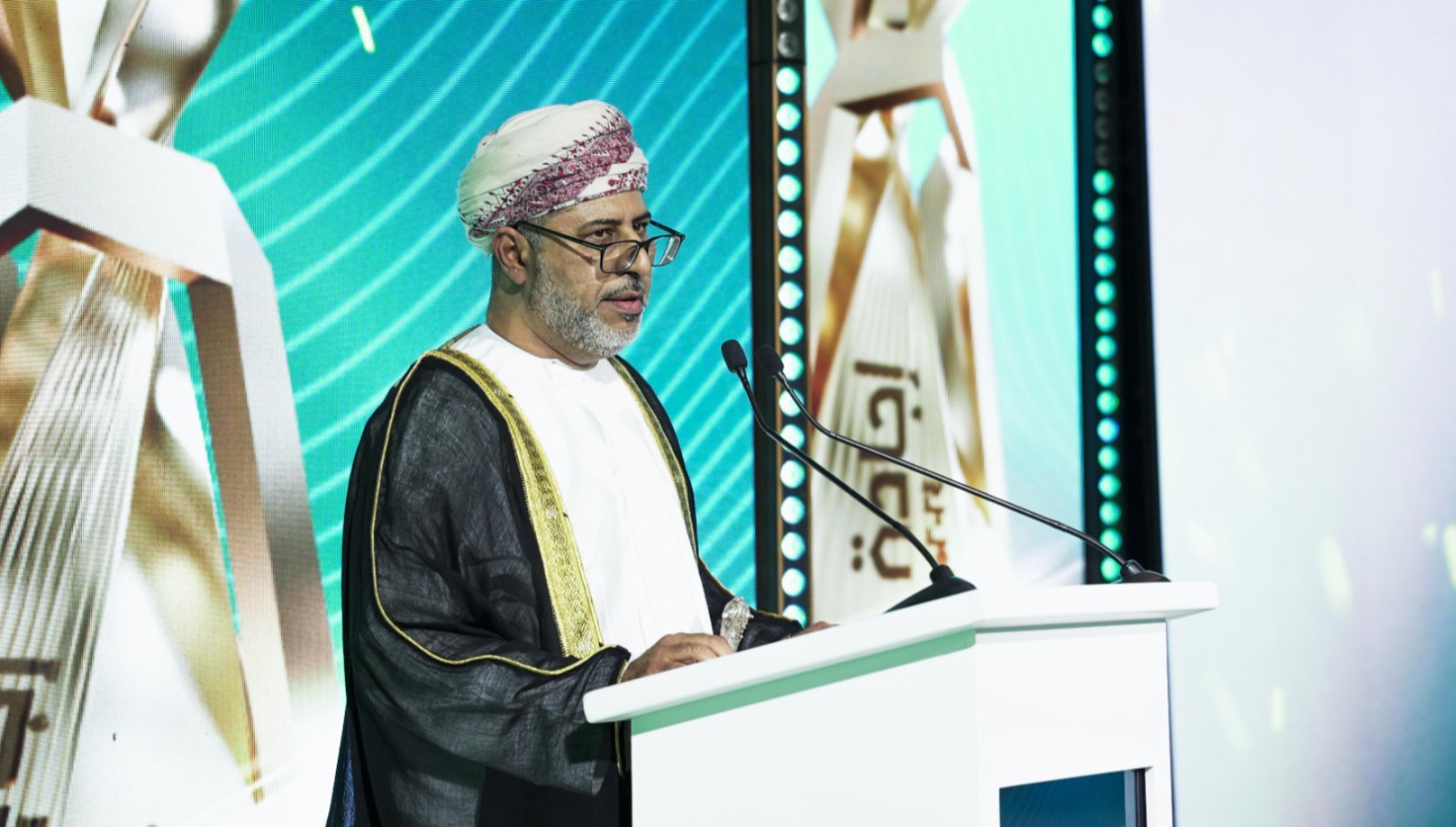 وكيل العمل يؤكد: التميز في إجادة لا يتحقق صدفة، بل يبنى بالإصرار 