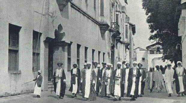 ما تفاصيل حرب المقاطعة والقرنفل بين العمانيين والهنود في زنجبار؟