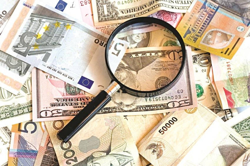 الترويج لعملات مزورة بطرق احتيالية ومسؤول في الشرطة يوضح العقوبات 