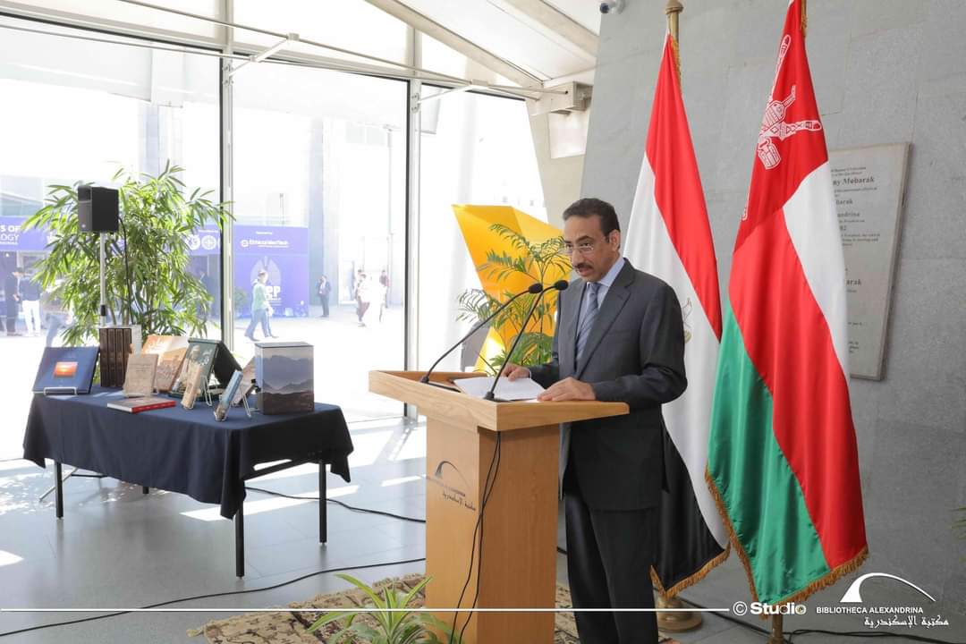 سلطنة عمان تهدي مكتبة الإسكندرية مجموعة من الكتب