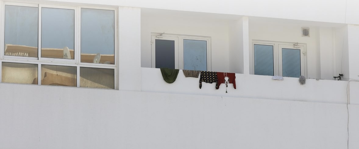 عقوبتها قد تصل إلى السجن وغرامة 5000 ريال: بلدية مسقط تحذّر من مخالفة تتعلق بنشر الملابس