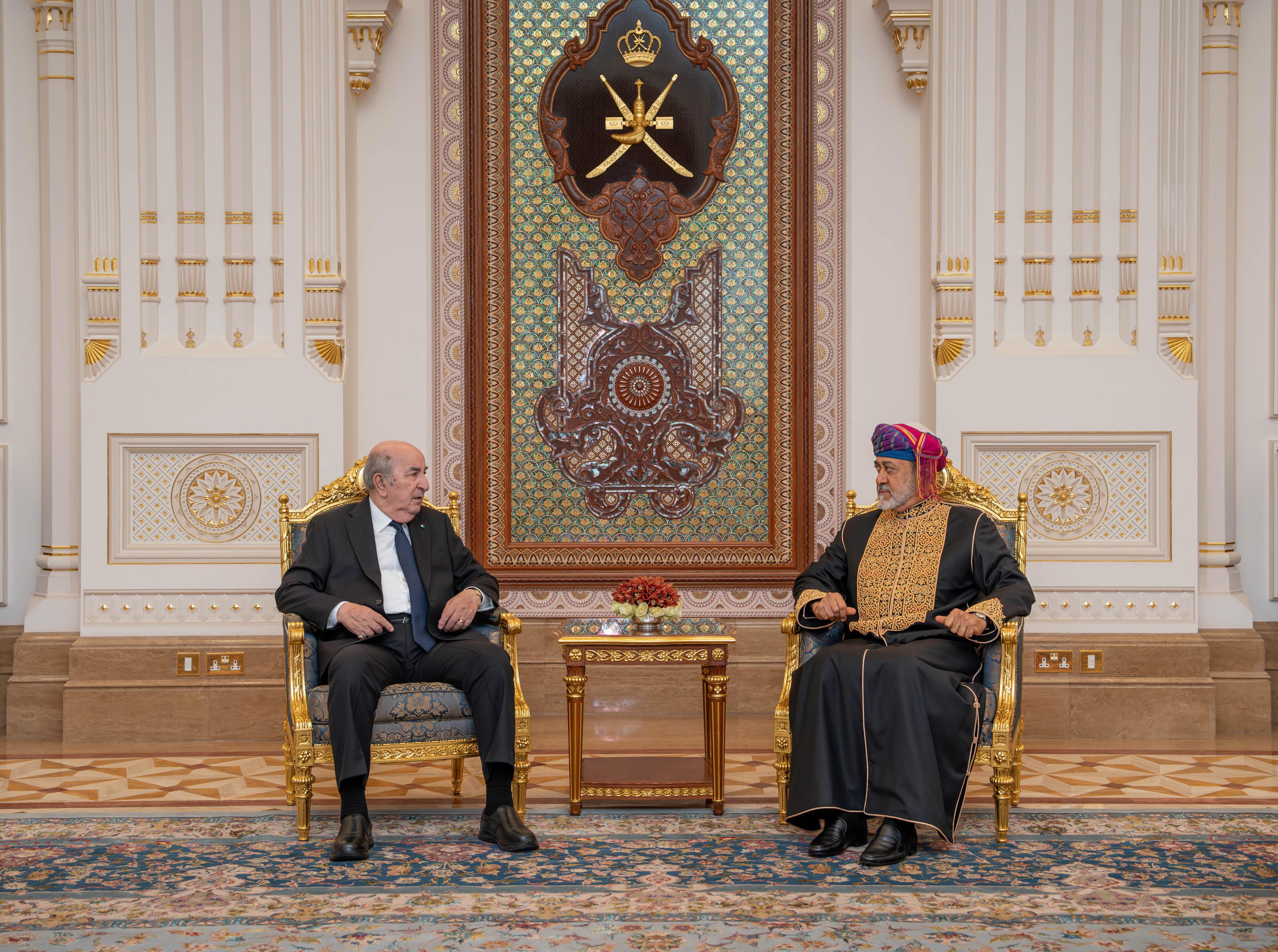 جلالة السلطان والرئيس الجزائري يتبادلان الأوسمة والهدايا 