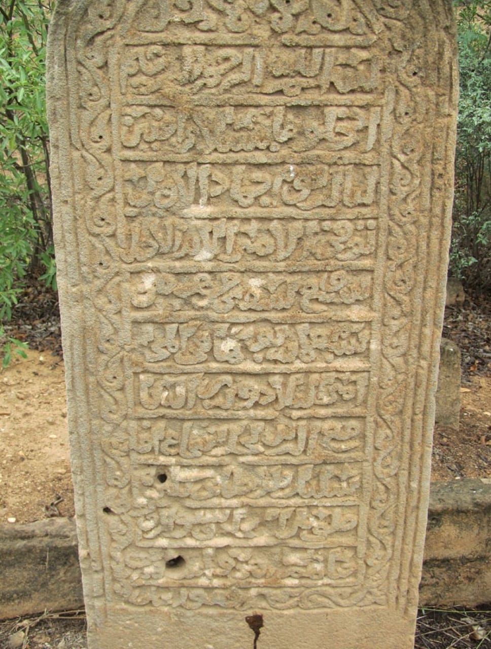 بالصور: مقبرة في ظفار تضم شواهد تاريخية قديمة عُرِض بعضها في لندن