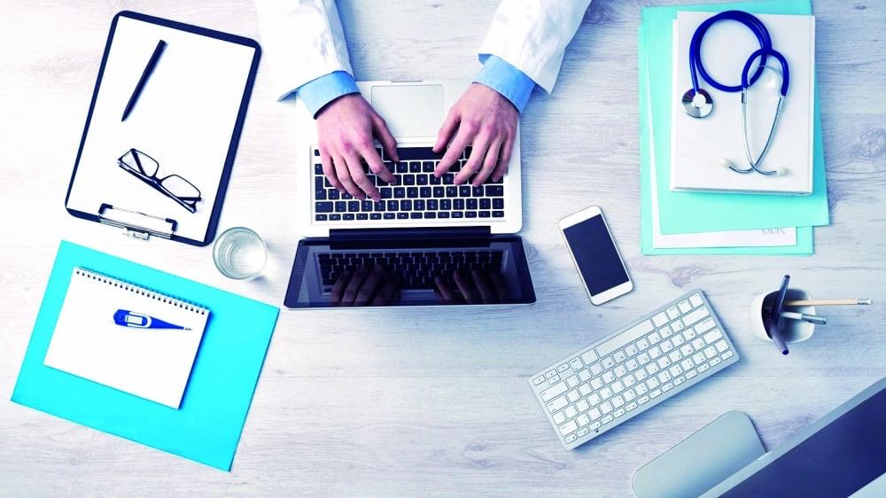 هل مررت بهذه الحالة: تحسّ بأعراض وتهرَع إلى الإنترنت للبحث عن أسبابها؟