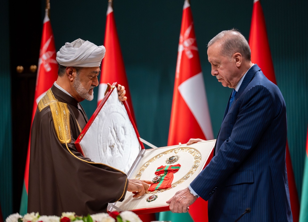 جلالة السلطان المعظم والرئيس التركي يتبادلان الأوسمة