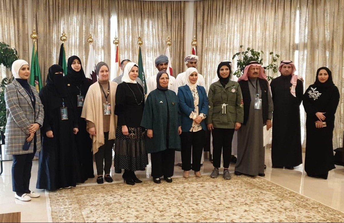 حلّ ثانيًا في معرض دولي: طالب عماني يخترع قفازًا ذكيًا ويوضح آلية عمله