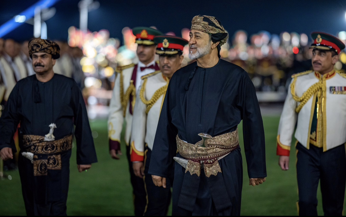 بالصور: جلالة السلطان يقيم حفل عشاء