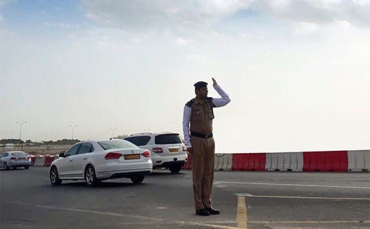 الشرطة تصدر إعلانًا بمنع وقوف المركبات على جانبي أحد الطرق