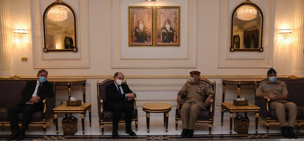 وزير الدفاع البريطاني يصل السلطنة