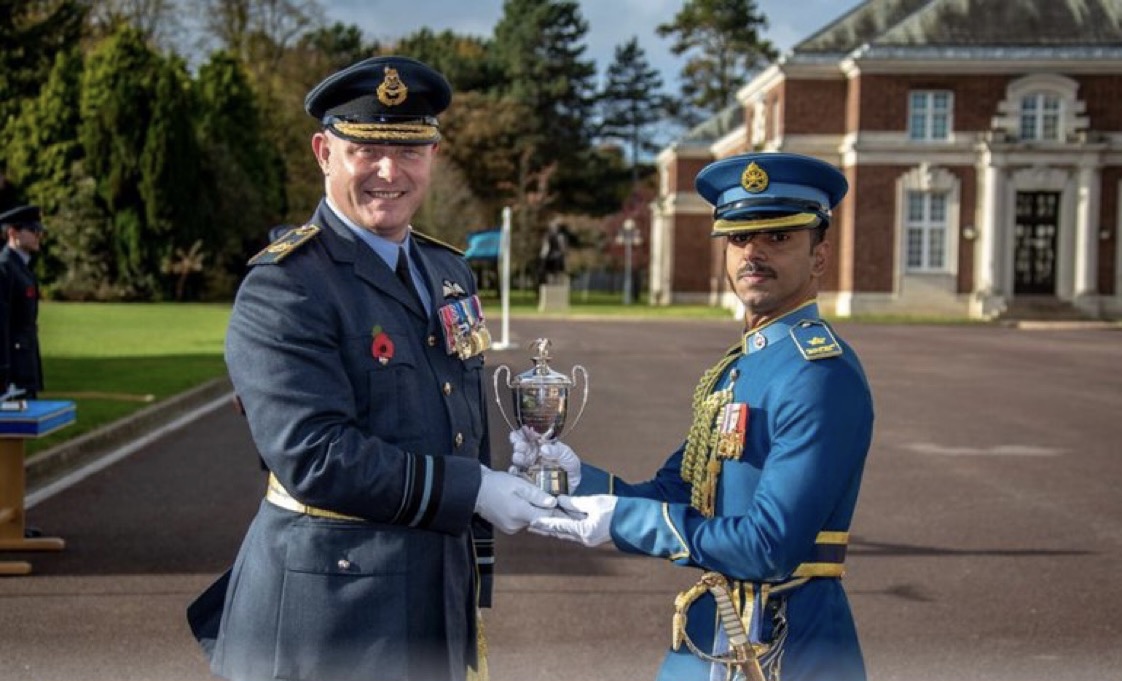 عماني أفضل ضابط دولي في الكلية الملكية البريطانية