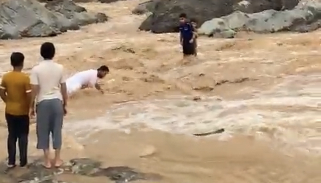 البطل منقذ الطفلين في بهلاء: لم أفكر في روحي في ذلك الموقف