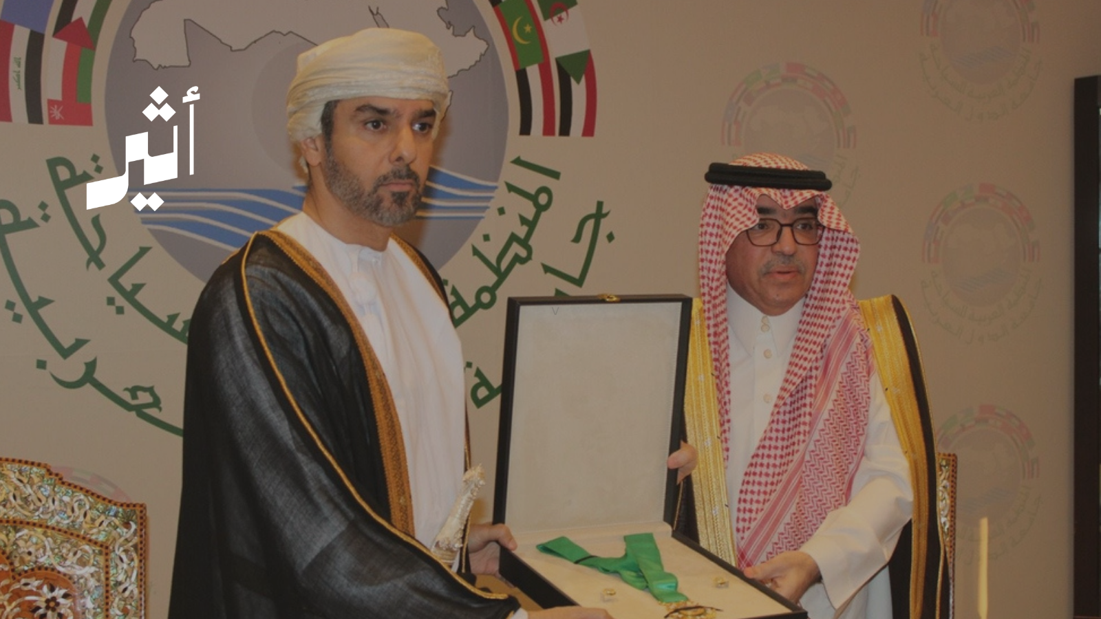 جلالةُ السُّلطانِ يُمنح وسام “قلادة السّياحة العربيّة من الطبقة المُمتازة”