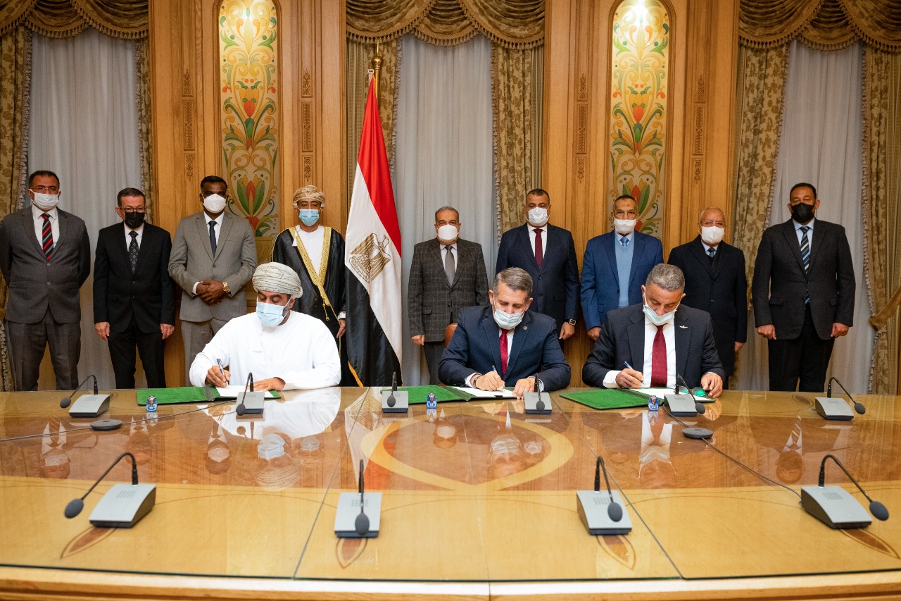 شركة عمانية تُقيم مواقف ذكية في مصر