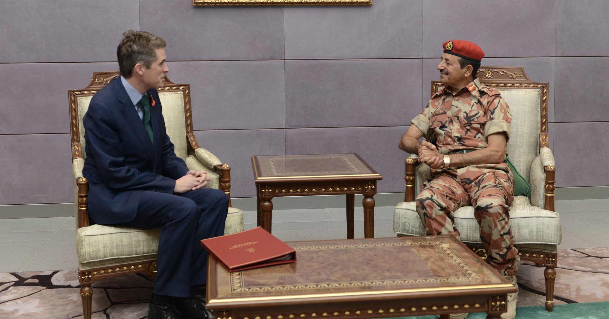 وزير الدفاع البريطاني يصل السلطنة