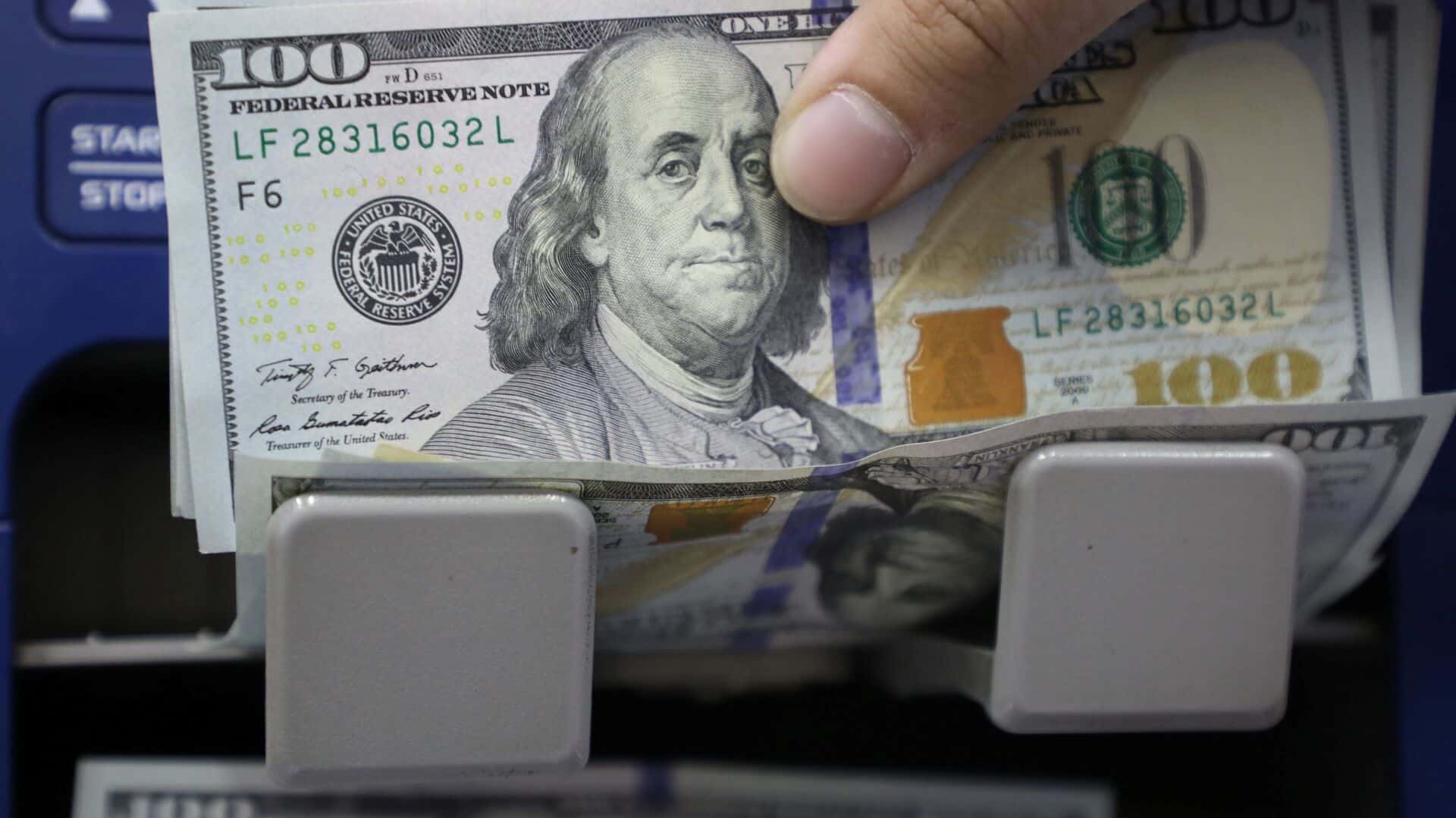 خبير اقتصادي يوضح أسباب توجه سلطنة عمان لخفض الحيازات الدولارية