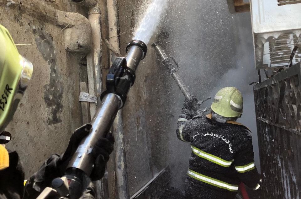 السيطرة على حريق إطارات في مبنى سكني تجاري بمسقط
