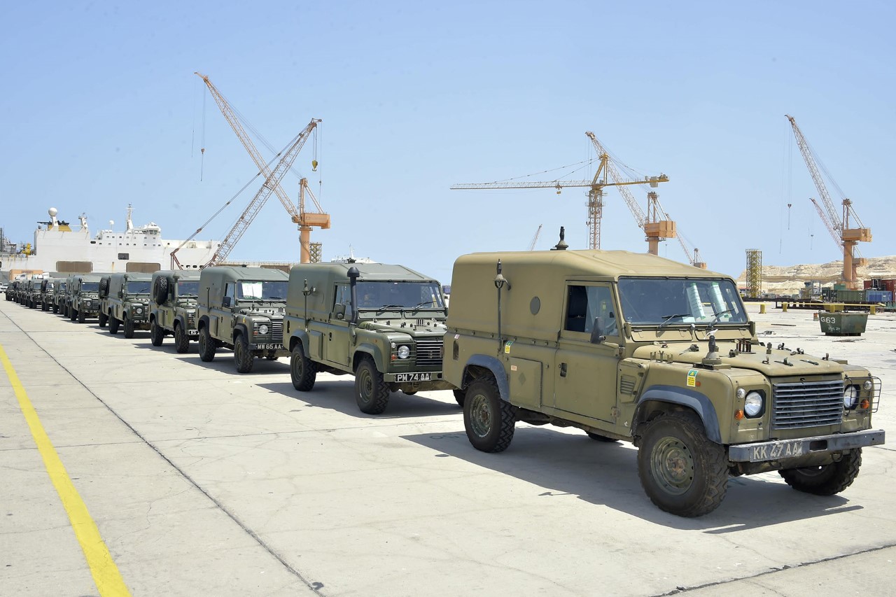 وصول دفعة جديدة من المعدات العسكرية البريطانية إلى السلطنة