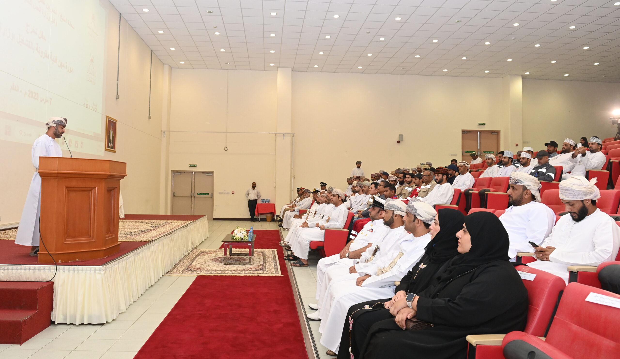 تخريج عدد من المتدربين من معهد الدقم للتدريب الصناعي