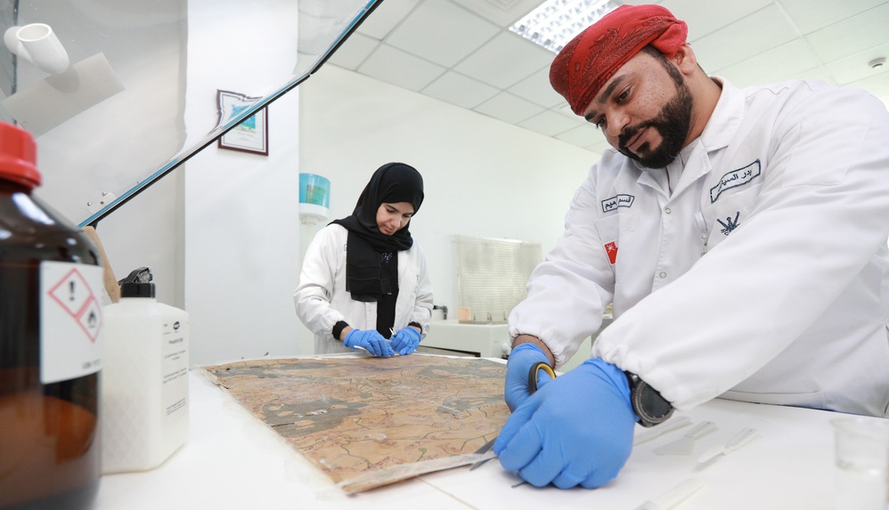 “الوثائق والمحفوظات” تتمكن من ترميم وصيانة خريطة “صورة الأرض”؛ فماذا تعرف عنها؟