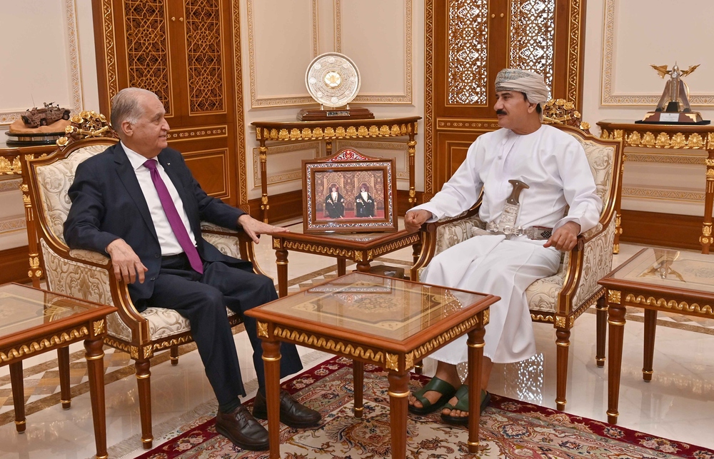 وزير المكتب السلطاني يودع السفير الفلسطيني