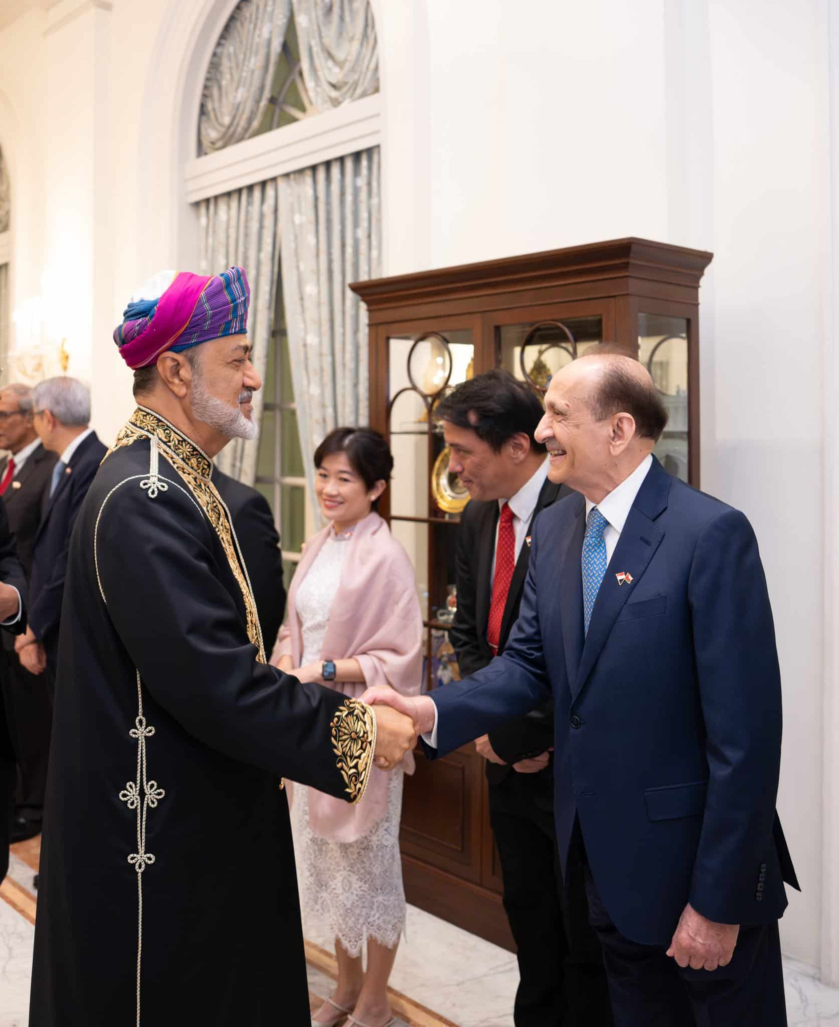 تكريمًا لجلالة السلطان: الرئيس السنغافوري يُقيم مأدبة عشاء رسمية