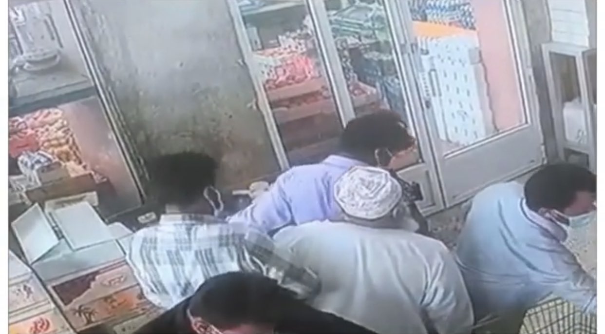 القبض على الوافدين الذين سرقوا مُسِنًّا