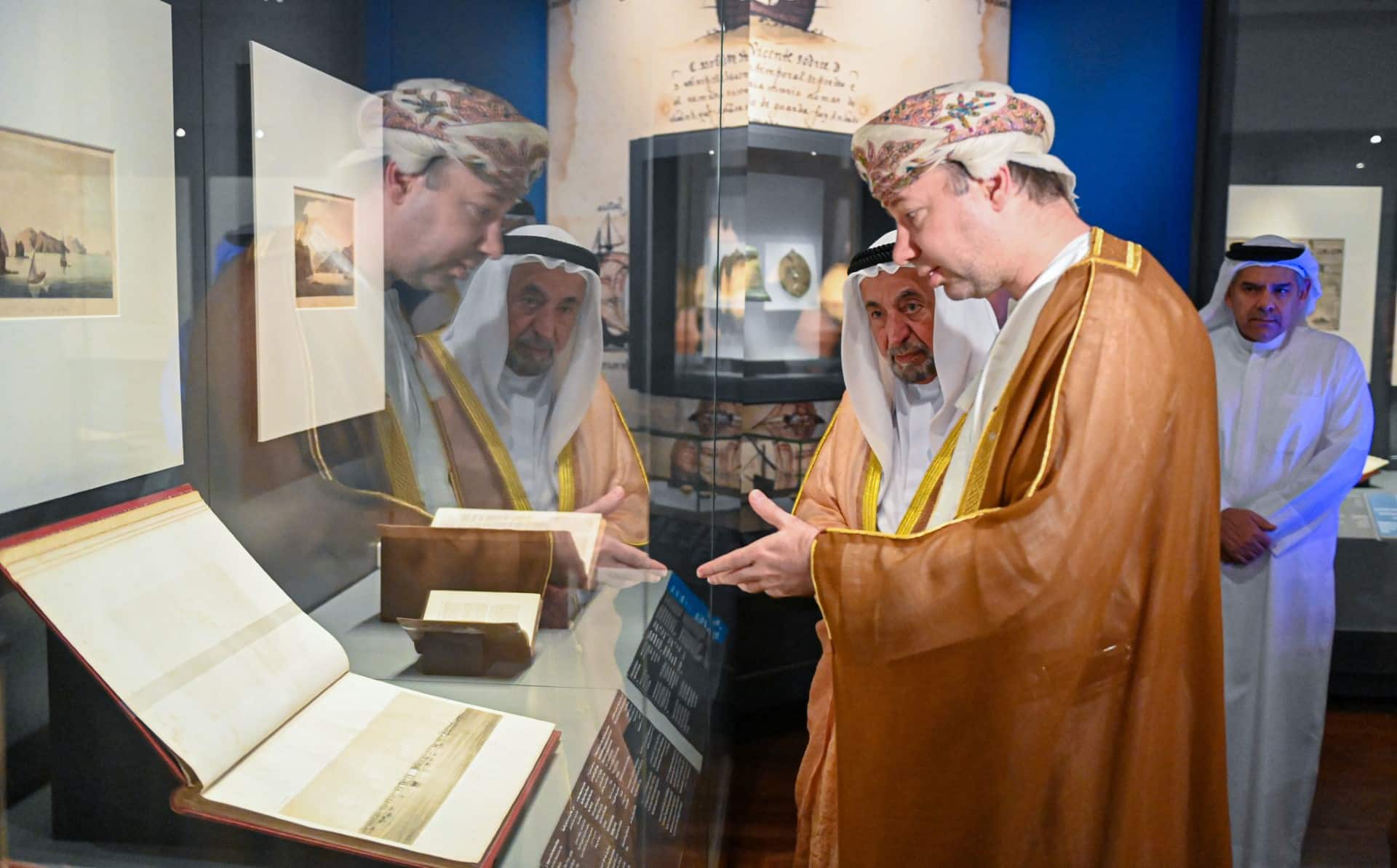 بالصور: حاكم الشارقة يزور مركز جامعة السُّلطان قابوس الثقافي ويتجول في المتحف الوطني