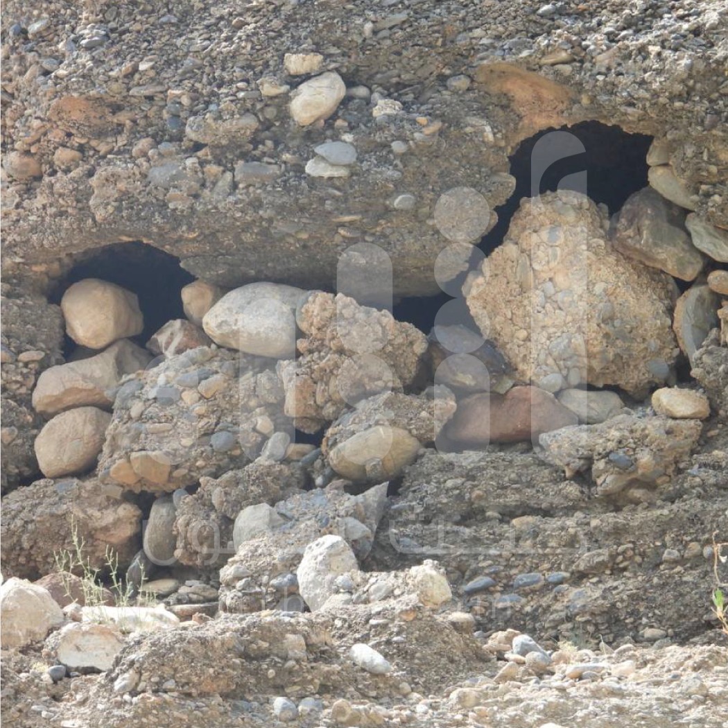 بالصور: مواطن يعثر على هياكل بشرية غير مدفونة في كهوف