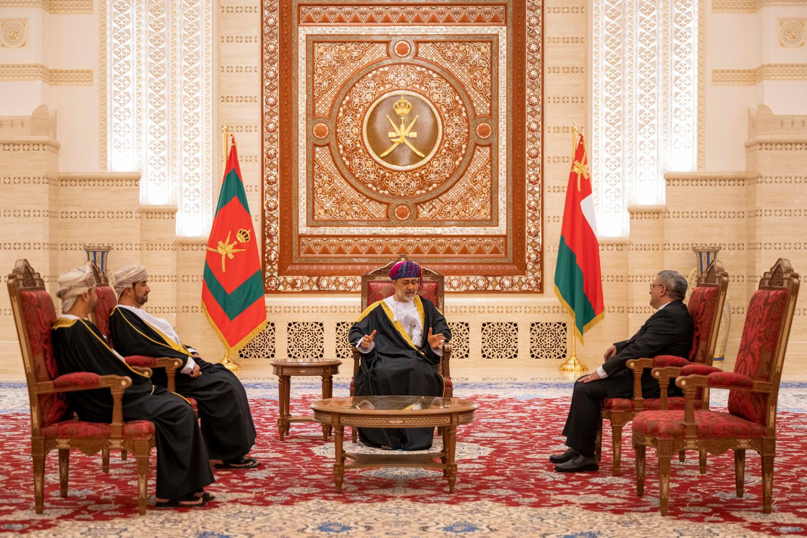 بالصور: جلالة السلطان يتقبّل أوراق اعتماد مجموعة من السفراء