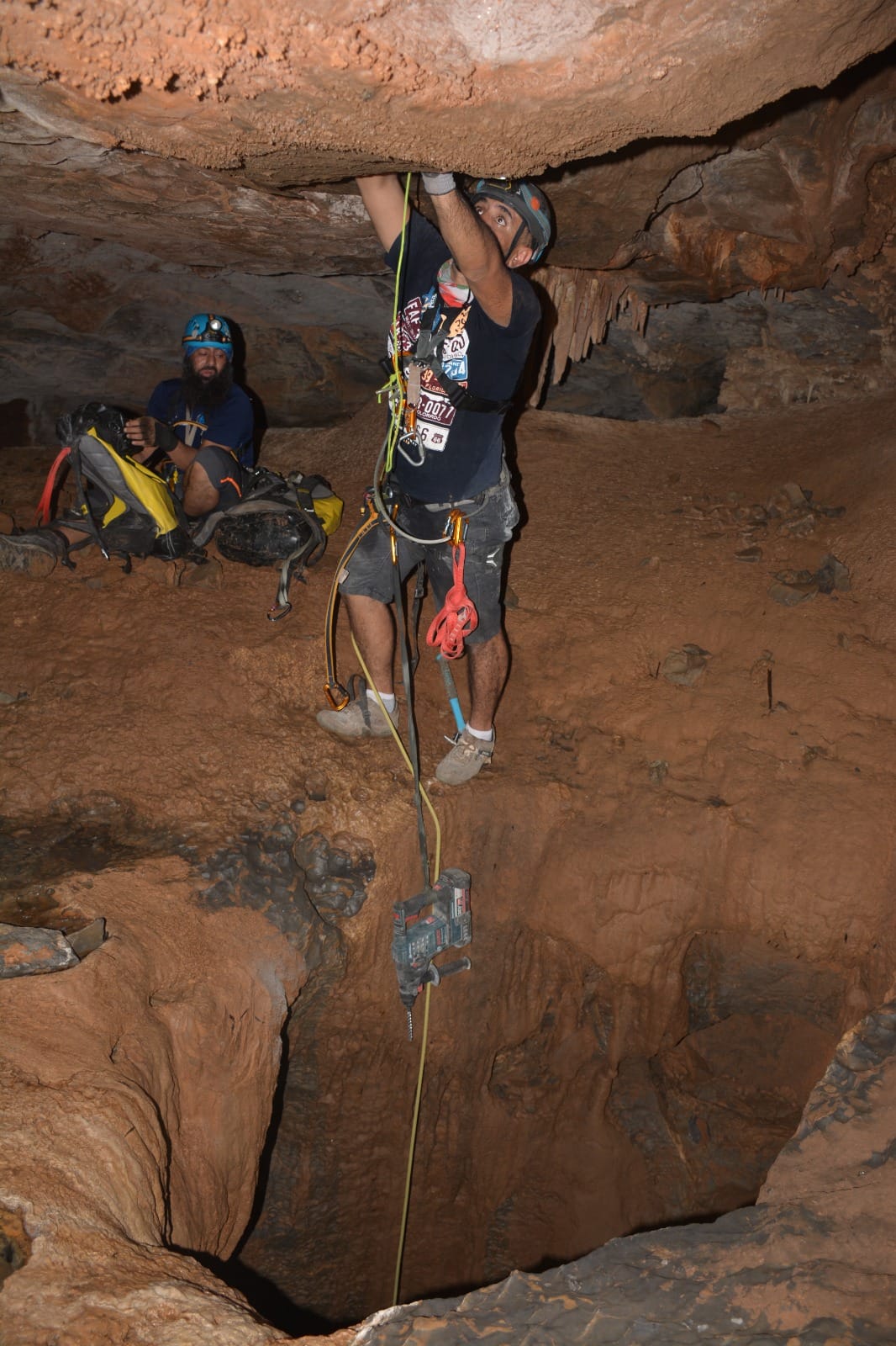 مغامرون يستكشفون كهف (بركة الشرف) ويتحدثون عن خصائصه، فهل تريد زيارته؟