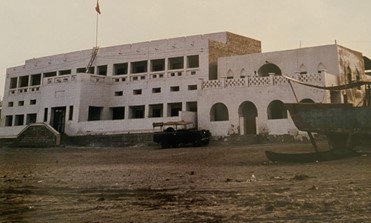 المدرسة السعيدية بمطرح بعد انتقالها في عام 1960م إلى مبناها الجديد على شاطئ مطرح. تصوير تشارلس ريتشارد بات