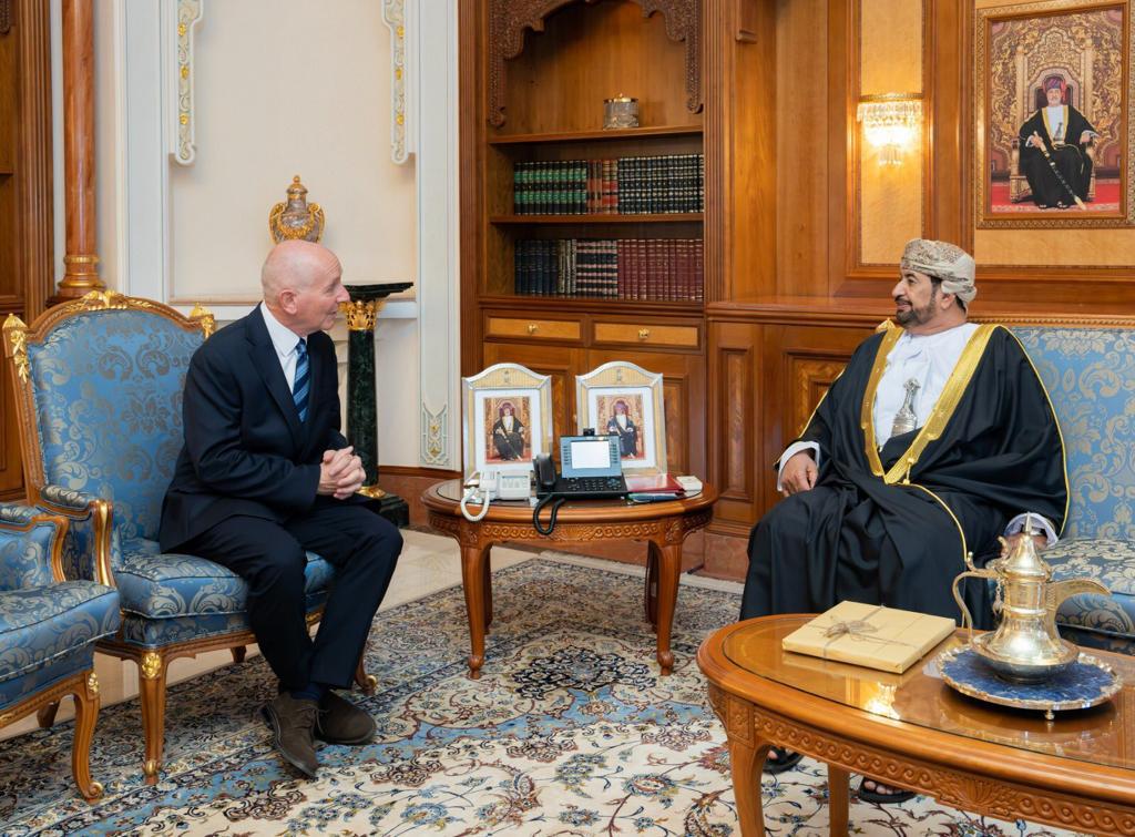 جلالة السلطان يمنح وسامًا تكريميًا