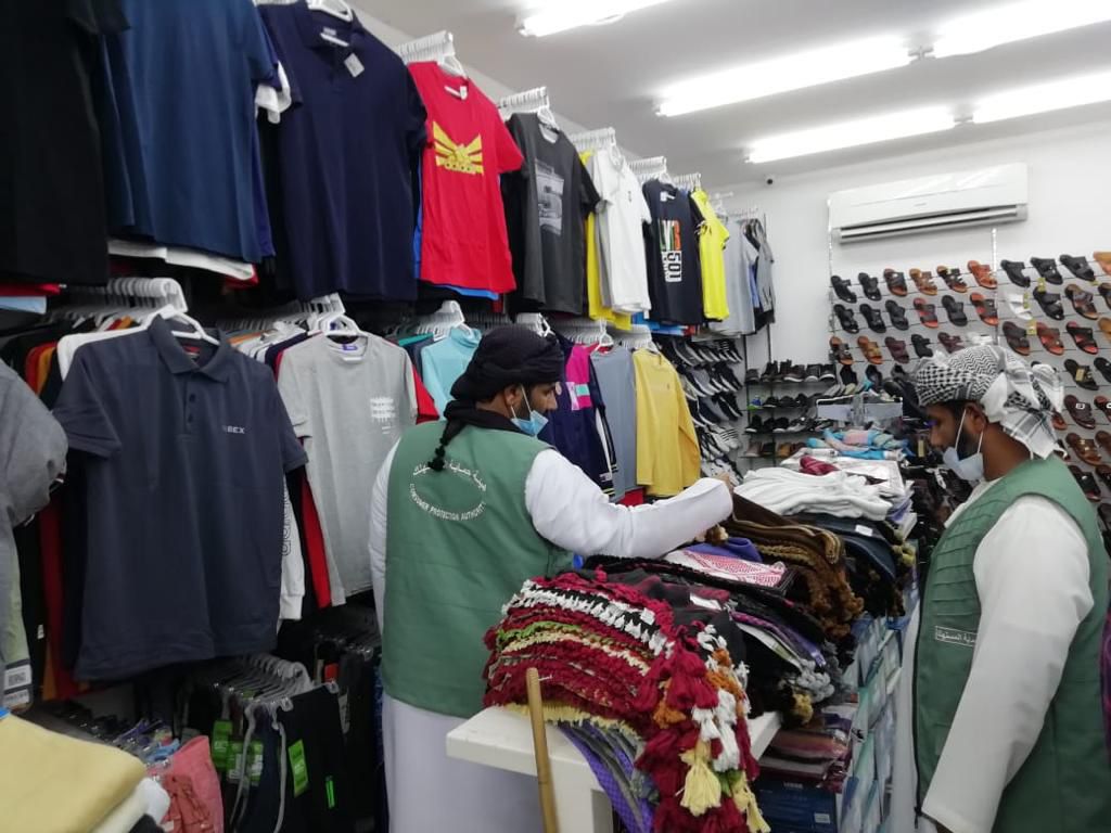 منها “مخلة بالآداب”: ضبط سلع في محلات تجارية