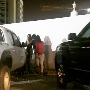 بالصور والفيديو.. كائنات ليلية في شوارع مسقط