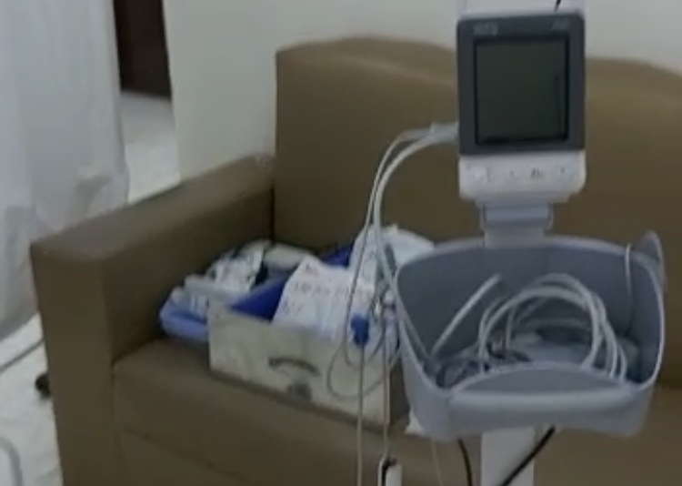 مشرف الخدمات الصحية برخيوت ينقل الأجهزة الطبية إلى منزله الخاص