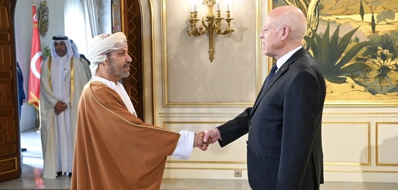 تحيات من جلالة السلطان للرئيس التونسي نقلها وزير الداخلية