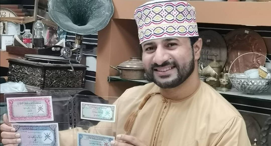 بالصور: شاب عماني يُحوّل هواية جمع العملات إلى مشروع تجاري