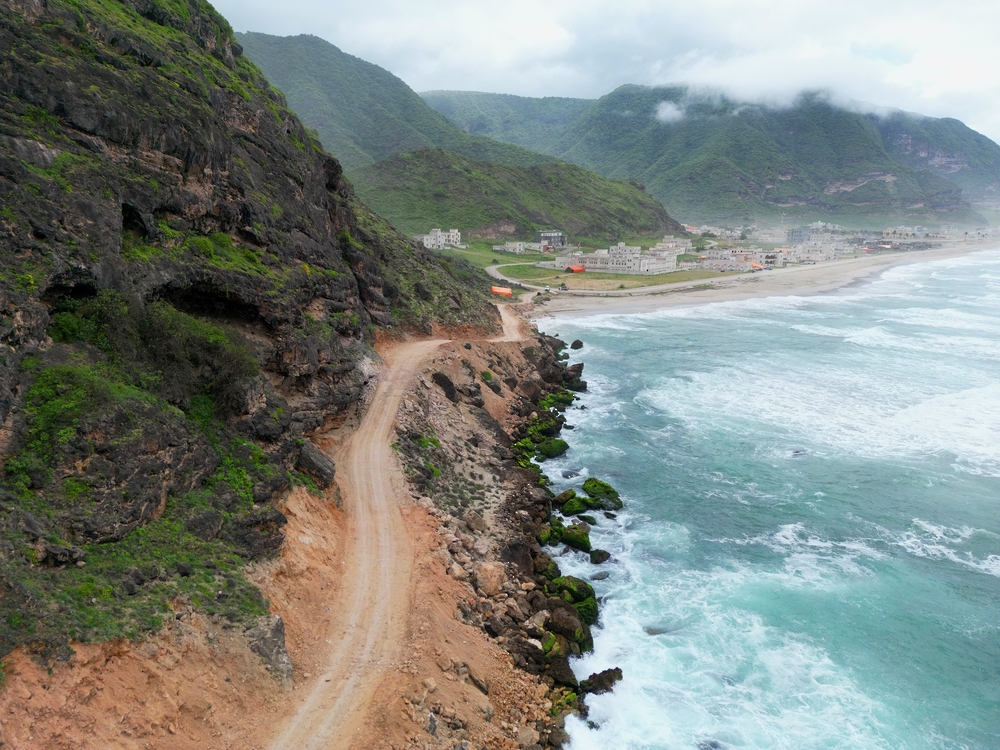 بدء تنفيذ طريق ساحلي يختصر المسافة بين رخيوت وضلكوت إلى 20 كم