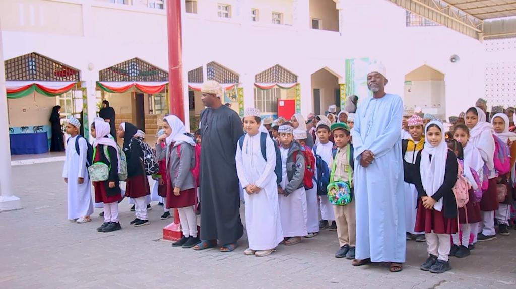 بالصور: مدرسة توفّر حلّا تقنيا لإيصال طلبتها إلى منازلهم بسلام