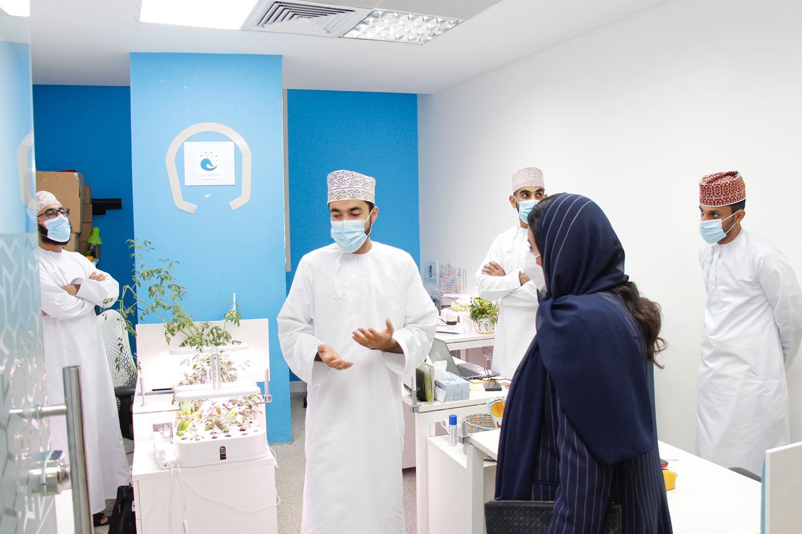 ديمة اليحيى تطلع على جهود السلطنة في الاقتصاد الرقمي