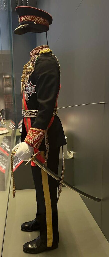 تعرف على بدلة السلطان قابوس التي تُعدّ أرفع أنواع البدلات العسكرية