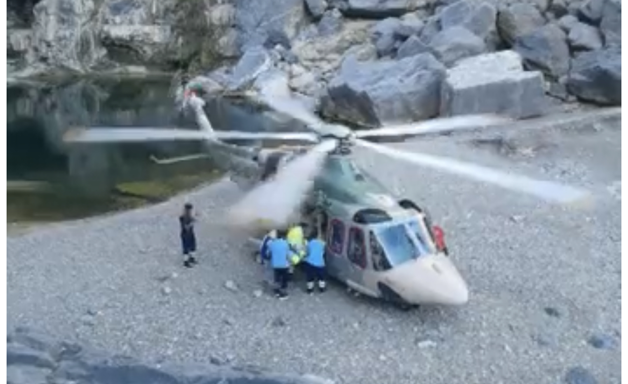 بالفيديو: إنقاذ أوروبي سقط من مرتفع