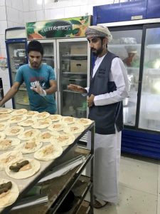 بالصور: إتلاف أغذية معدة لمقاصف مدرسية