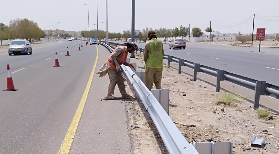 “النقل” تصدر توضيحًا حول إصلاح الحواجز الحديدية على طريق الباطنة السريع