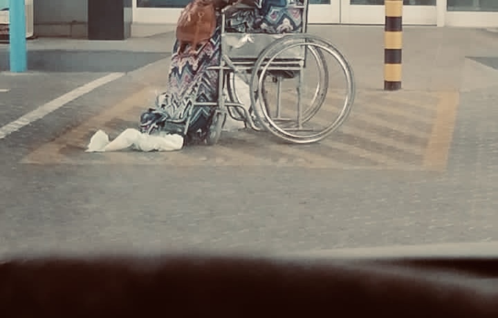 تفاصيل من قصة المرأة التي تركت وحيدة في الشارع